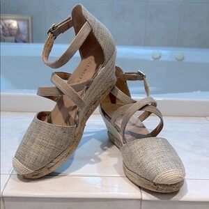 Talbots Natural Lyndsay Strappy Espadrille Shoes in size 9.EUC